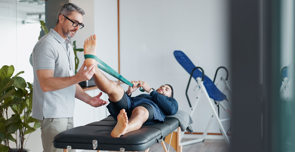 Matériel de kinésithérapie pour exercices à domicile : élastiques, poids chevilles, rouleau mousse et protocole d'exercices